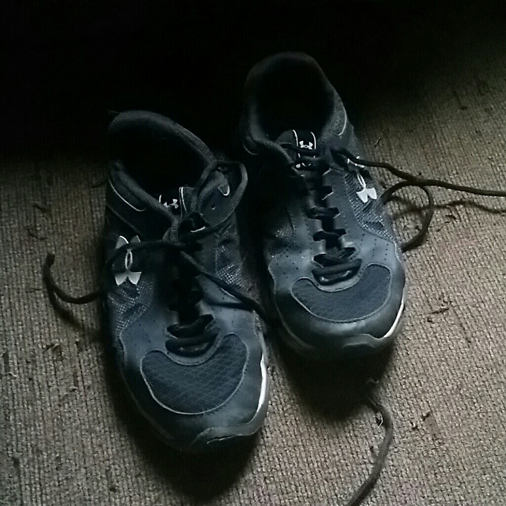 Black underArmour shoes